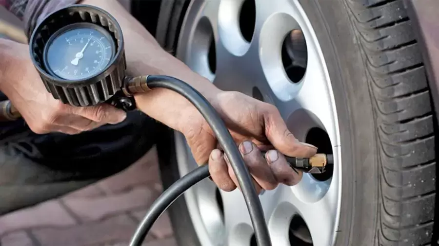 Kiểm tra áp suất lốp là một trong những bước tự kiểm tra cơ bản khi đèn cảnh báo màu vàng xuất hiện