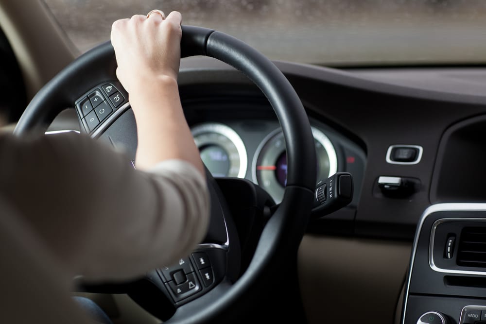 Đánh lái ô tô bằng một tay