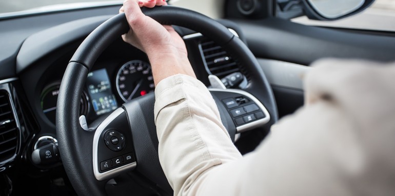 Nên dùng 2 tay đánh lái, hạn chế dùng khuỷu tay.